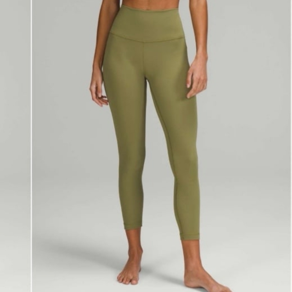 Lululemon Wunder Under Ribbed, size 8